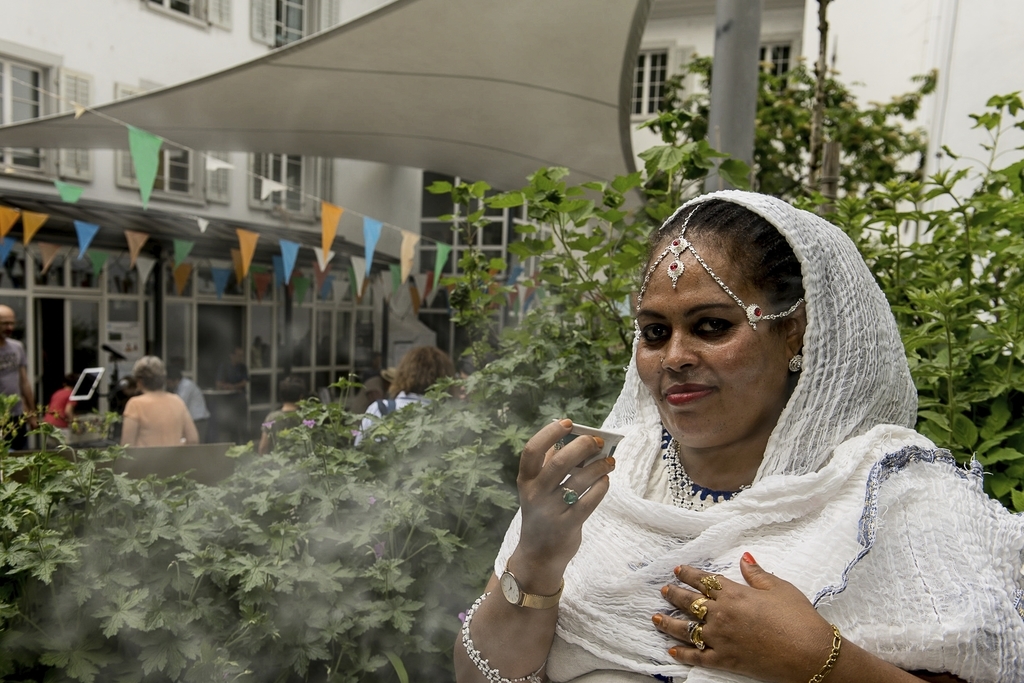 Senait Mulubbrahan trinkt gerne frisch zubereiteten Kaffee aus Eritrea.