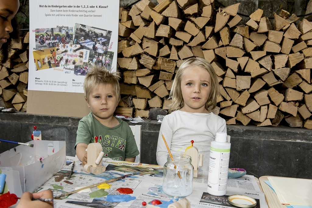 Ilian (links) und Sara Jordi hatten am Nachmittag einige Holzroboter angemalt.