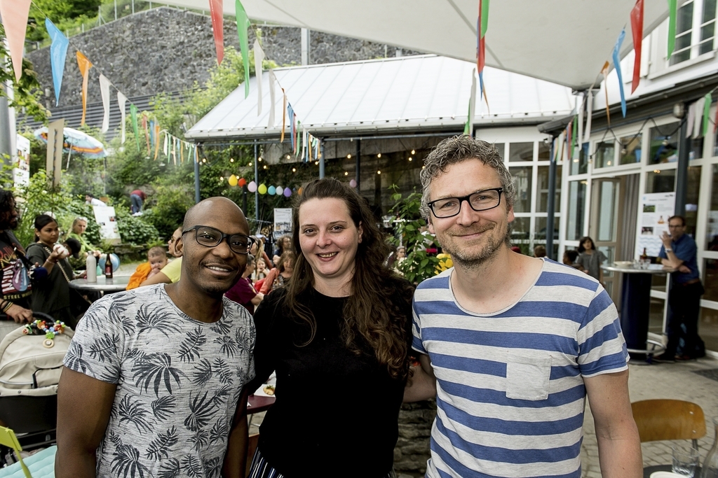 Vom Vorstand des Sentitreffs (von links): Angelo Ruhumuliza und Jaqueline Bernsteiner mit dem Koordinator des Sentitreffs, Raphael Meyer.