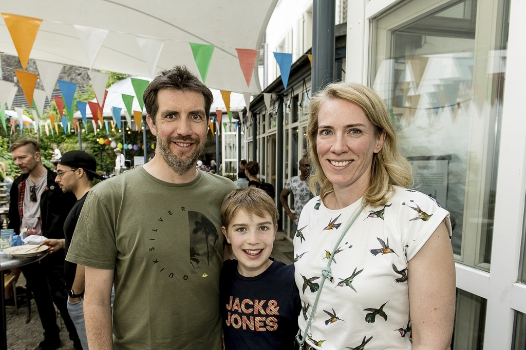 Der Nachbar der Familie Drexler hat sie animiert, am «UntergRundgang» teilzunehmen. Von links: Philipp, Liam und Sybille.