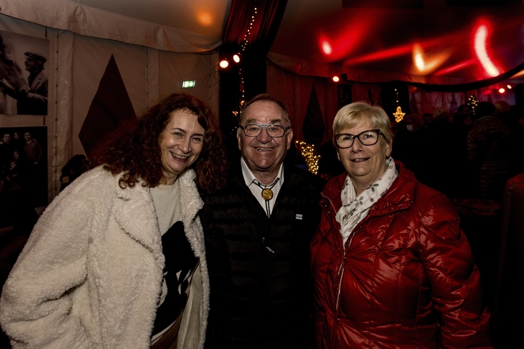 Esther Schnellmann (links) mit Ernst Heller, ehemaligem Zirkuspfarrer, und Rose-Marie Staubach. Er freute sich sehr über die Darbietungen mit den Pferden.