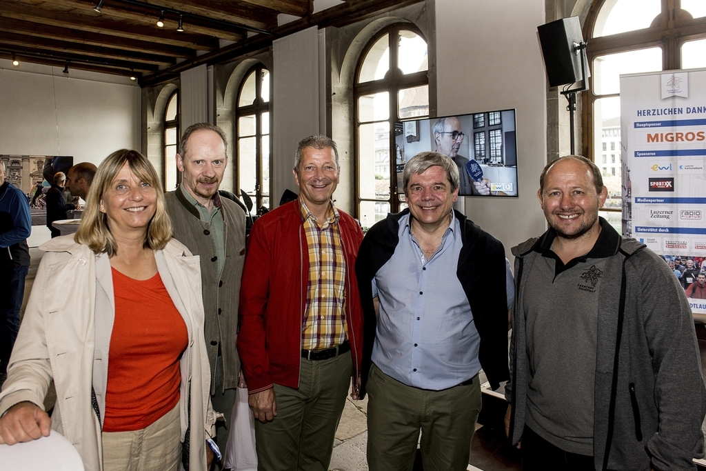 Astrid David Müller, GR Horw, Patrick Müller, VP Kantonsgericht, Rolf Bossart, KP Luzern, Daniel Wyler, RR Kanton Obwalden und Dieter Haller, Gönnervereinigung Luzerner Stadtlauf.