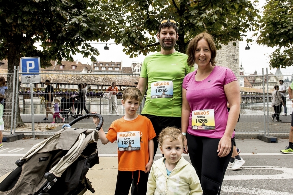 Der Kinderwagen war bei der Familie Baumeler zur Sicherheit mit dabei. Markus und Sandra und die Kinder Livio und Tino (vorne).