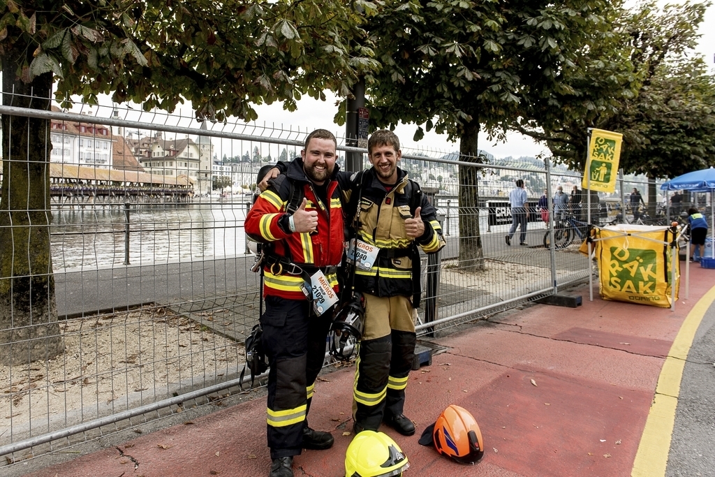 Philip Morgenthaler (links) und Christian Stocker von der freiwilligen Feuerwehr. Sie absolvierten die 1,5 km lange Strecke mit 25 kg Gewicht, Sauerstoffflaschen und Maske.
