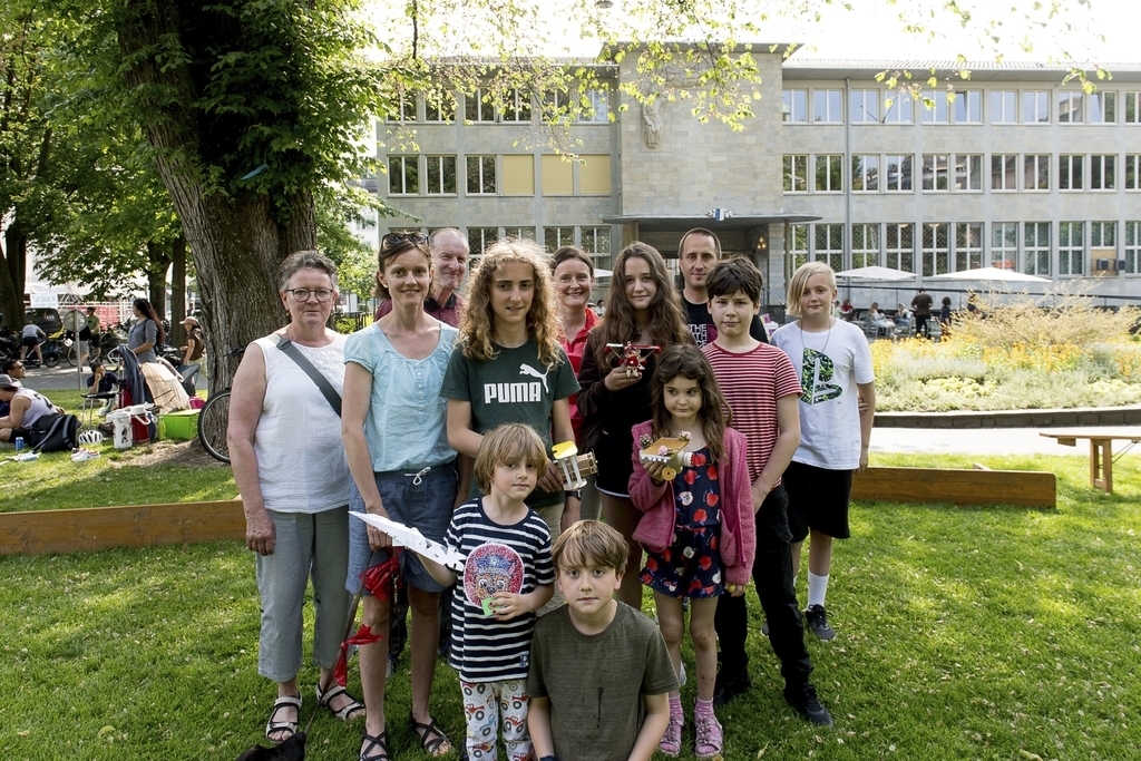 Drei Generationen: Die Familie Zeier aus Luzern ist seit sechs Austragungen der Papierflugi-Meisterschaft immer dabei. Dieses Jahr gewann sie den ersten Preis in der Kategorie Design.