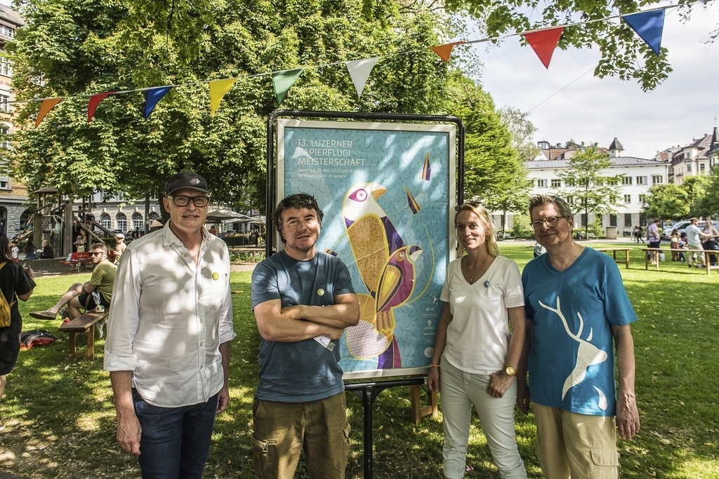 Das OK nach der Papierflugi-Meisterschaft. Von links: Markus Schulthess, Luca Wolf, Sandra Kohlmaier und Jörg Duss.