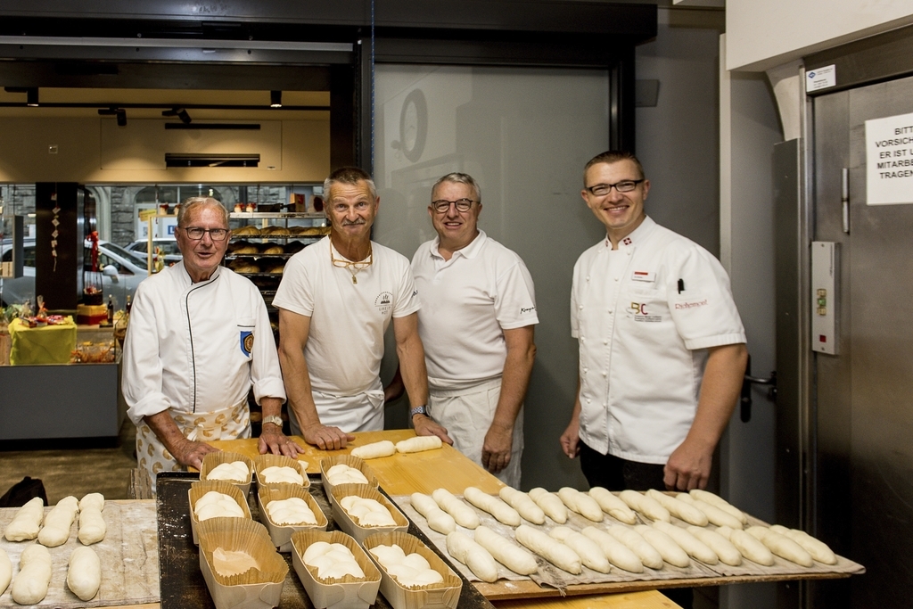 Am Samstagmorgen bereiteten die Bäckermeister Peter Zai, Peter Müller, Seppi Kreyenbühl und Urs Röthlin, Leiter Bäckerei und Feinbäckerei, Richemont, die Zöpfe zu (von links).