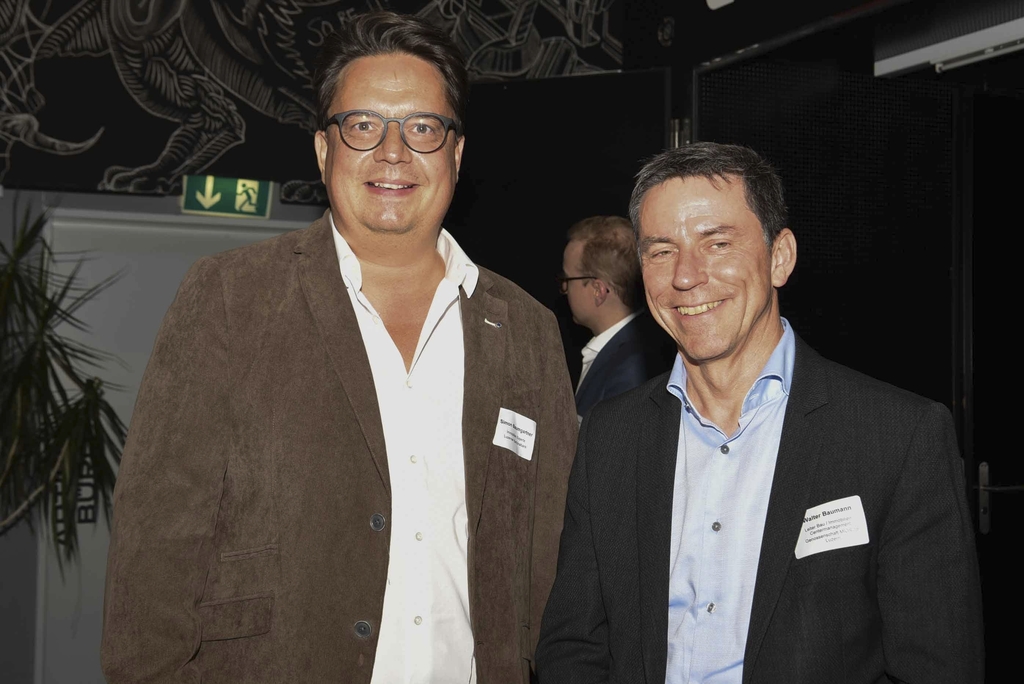 Genossen das Zusammenkommen und den Apéro: Walter Baumann (rechts) von der Genossenschaft Migros und Simon Baumgartner von der Luzerner Kantonalbank.