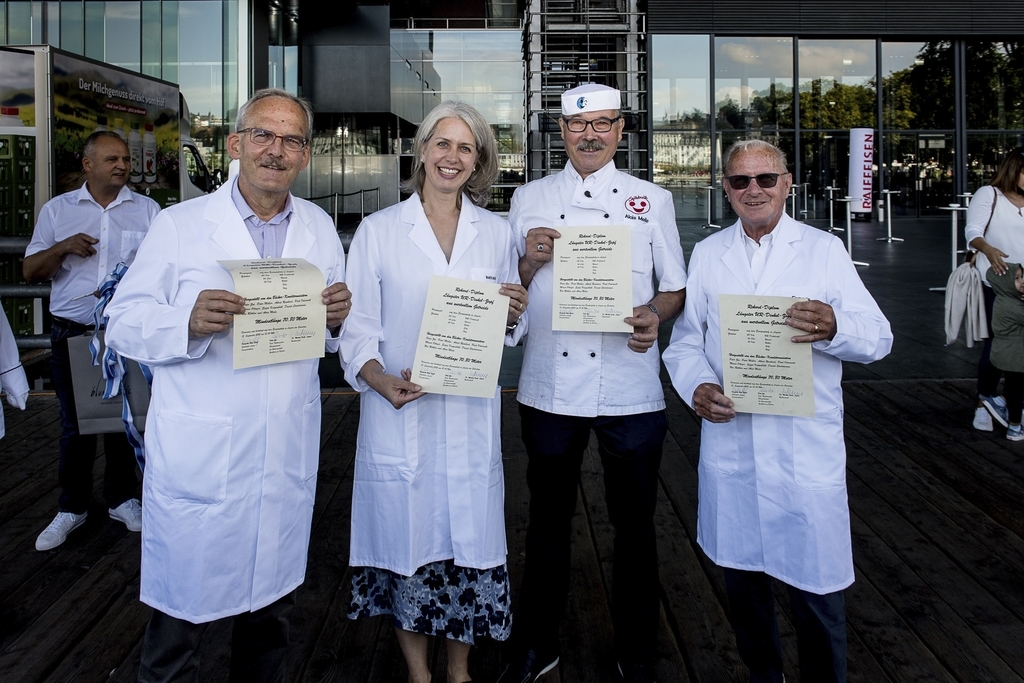 Die Mindestlänge von 70,80 Metern wurde beglaubigt von: Rechtsanwalt Markus Fuchs, Stadträtin Franziska Bitzi, Rüüdige Lozärner 2019 Alois Meile und Bäckermeister Peter Zai (v. l.).