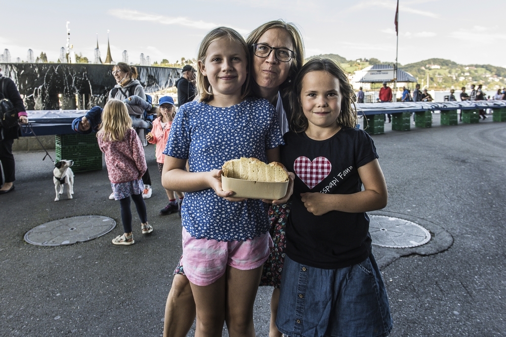 «Mega fein und luftig», fanden Sonea Meile, Nadine und Lily Steiner den Zopf (von links).