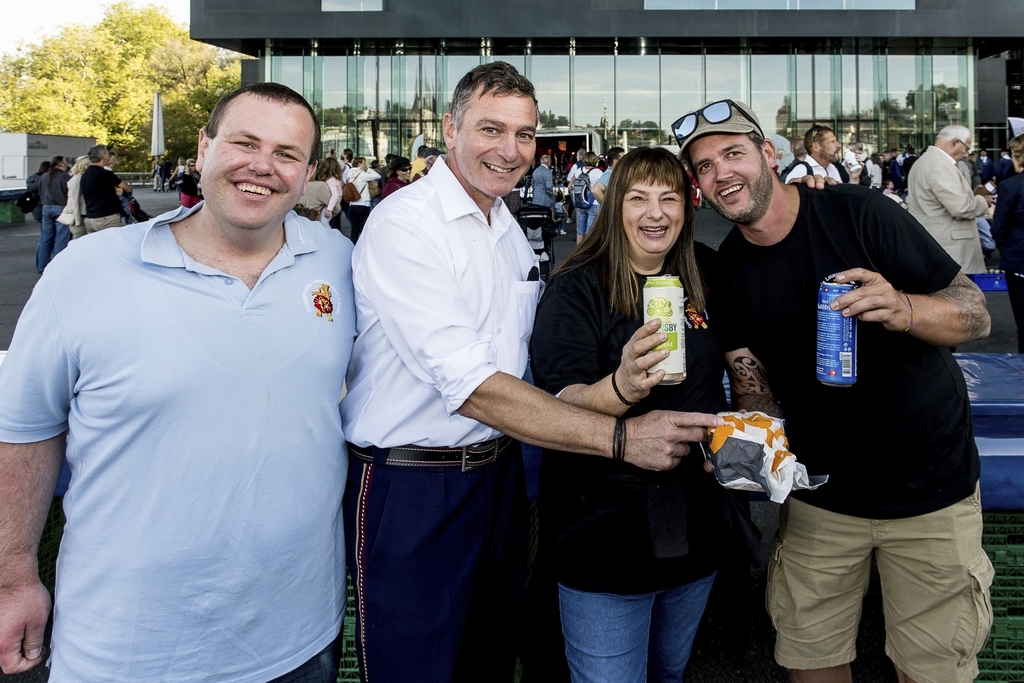 «Ur-Dinkel, Hopfen und Malz, das passt», meinten (von links) Marco Vock, Beat Wigger, Daniela Wigger und Markus Valär.