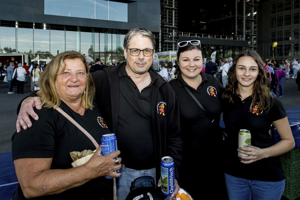 Der Zopf sei das Dessert nach dem Guuggenmusig-Auftritt in der Stadt. Von links: Silvia Donnini, Antonello Ciroldi, Sabina und Vanessa Wigger.