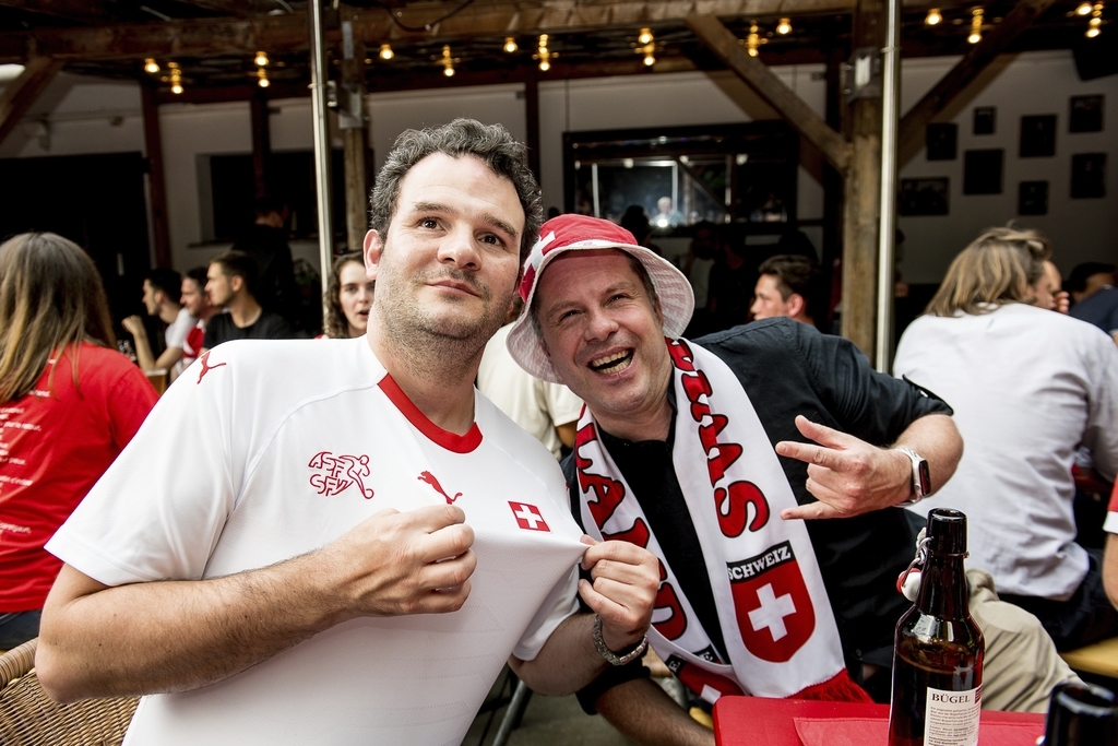 Kollegen treffen und die Atmosphäre der Schüür bewogen Patrick Schürmann und Mauro Brechbühler (v. l. n. r.), sich das Spiel anzusehen.