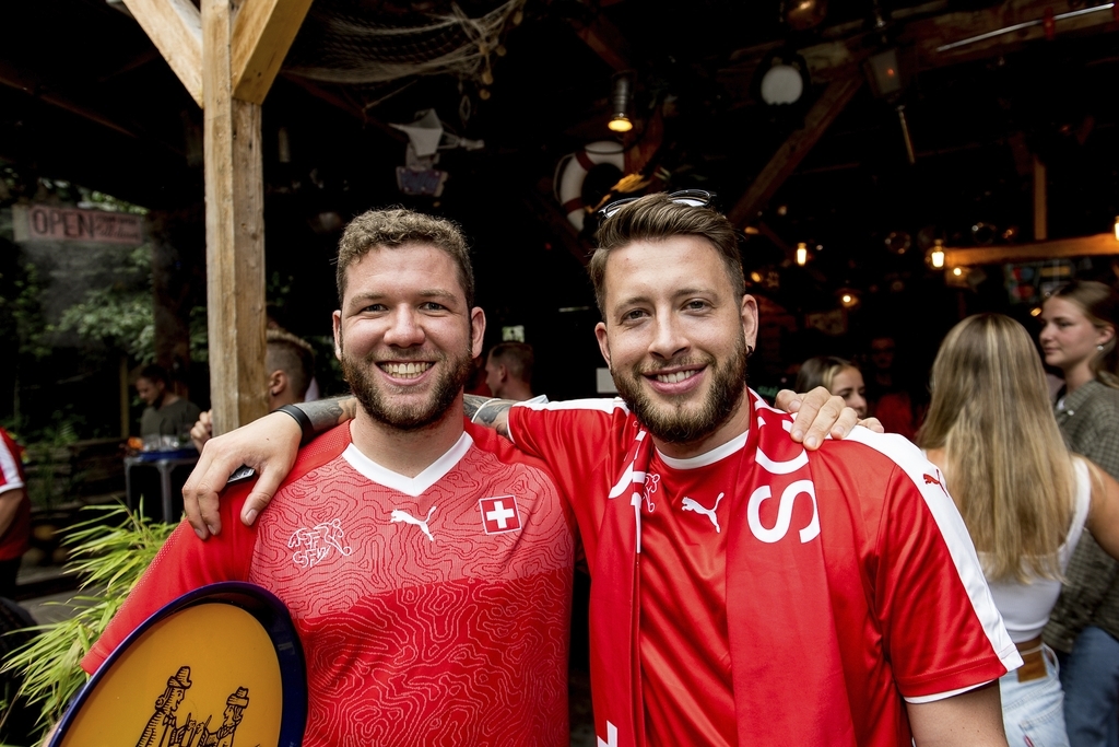 Seit dem Achtelfinalspiel gegen Frankreich fieberten Benjamin Huber und Leandro Ribary (v. l. n. r.) um einen Sieg.