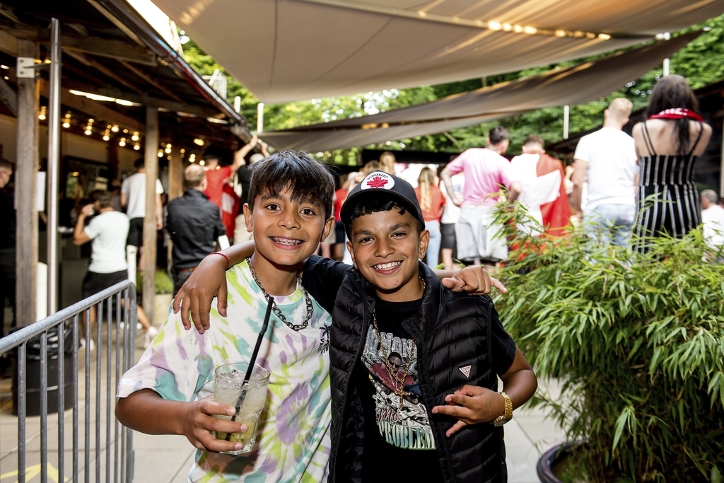 Luca Weiss und Gabriel dos Santos (v. l. n. r.) erlebten die Ups und Downs des Matches hautnah.