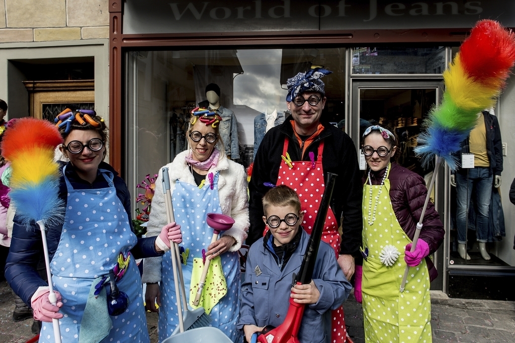 Eine grosse Herausforderung, die Stadt in diesen Tagen sauber zu halten. Von links: Lynn, Corinne, Stefan, Maël (vorne) und Jana Bühlmann.