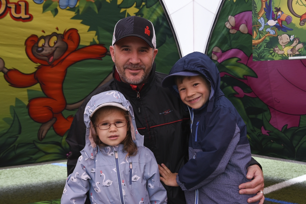 Elin und Lyan Meier haben zweimal gegen Papi Sandro an verschiedenen Ständen gespielt und gewonnen.