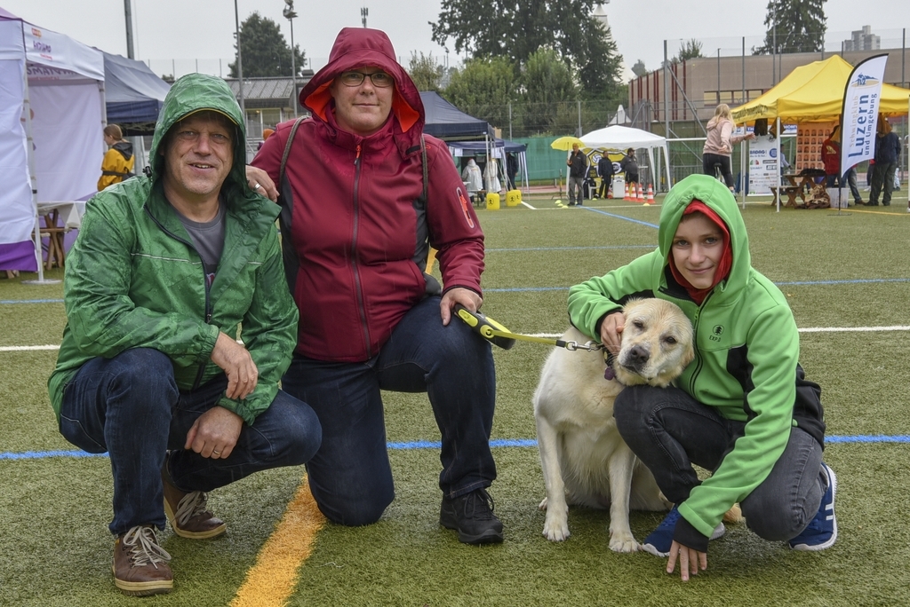 Von links: Franz, Annerös und Cedric Künzli mit Familienhund Mali sind jedes Jahr am Coop Andiamo anzutreffen.