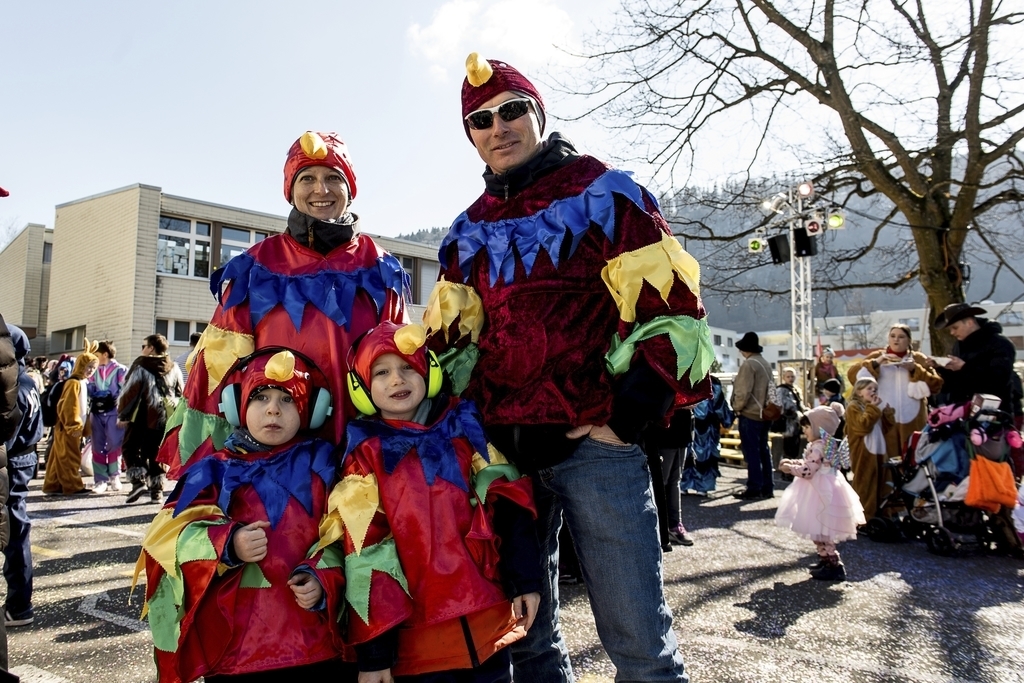 Nicole und Dirk Gollbach mit den Kindern Fynn (links) und Nils. Am Sonntag gehört es dazu, an die Kinderfasnacht in Littau zu gehen und die Tradition weiterzugeben.