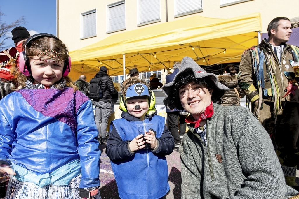 Philip Baruffa (rechts) freute sich zusammen mit Lily und Simon auf die Guuggenmusiken. Für Lily sind die pinkfarbenen Konfetti die schönsten.
