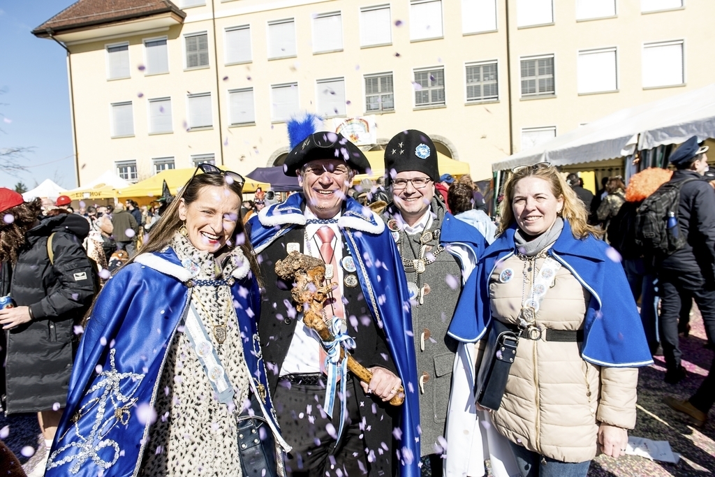 V. l.: Rebecca Hering und Zunftmeister der Mättli-Zunft, Thomas Kaufmann, mit dem Weibelpaar Carlos Gouzález und Belen Seren. «Ein Fäscht mit der Bevölkerung – für Gross und Klein.»