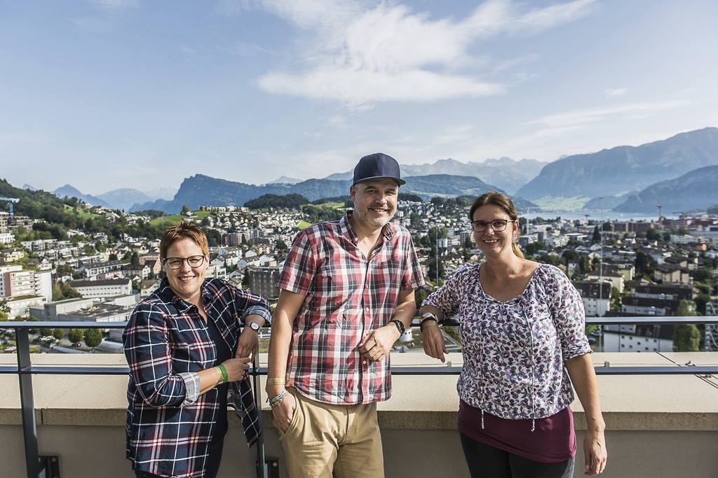 Claudia Studer, Dominic Cotter und Yvonne Gedeon (von links) wohnen in der Nähe. Einen Blick auf Horw und Kriens liessen sie sich nicht entgehen.