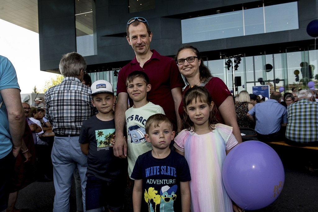 In der Familie von Christian und Nina Eugster spielen alle – vom Grössten bis zum Kleinsten – ein Instrument. Mit den Kindern (von links): Pirmin, Marius, Vitus und Caroline.