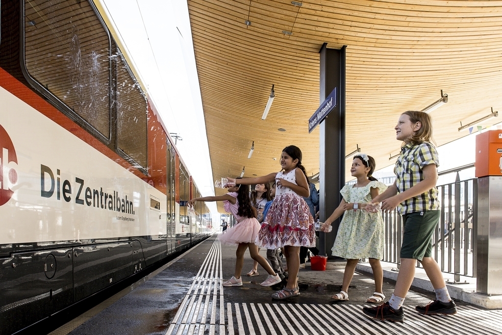 Kinder aus dem Quartier tauften mit Wasser die dreiteilige Fink-Komposition der Zentralbahn, die mit dem Namen «Stadt Kriens» auf dem Schmalspurstreckennetz unterwegs ist.