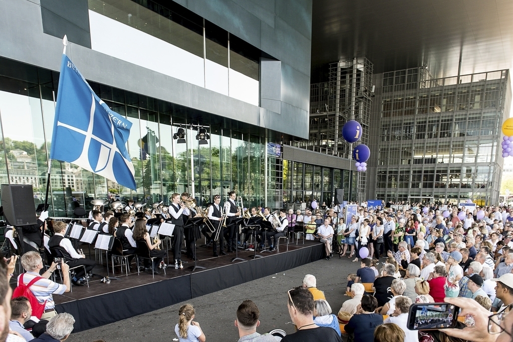 Hunderte Gäste feierten am Samstag vor und im KKL Luzern das 100-Jahr-Jubiläum der Brassband Bürgermusik Luzern.