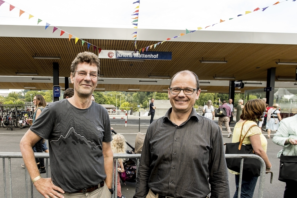 Raphael Spörri (links), Fraktionschef und Einwohnerrat Kriens (SP) und Cla Büchi, Sozialvorsteher Stadt Kriens (SP), sind froh, dass der Bahnhof fertig ist.