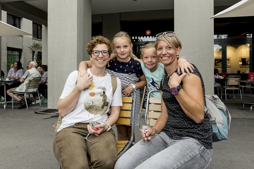 Stephanie Graf (links) arbeitet im Quartier und hat mit Larina, Lia und Conny Baumgartner (von links) einen Rundgang gemacht.