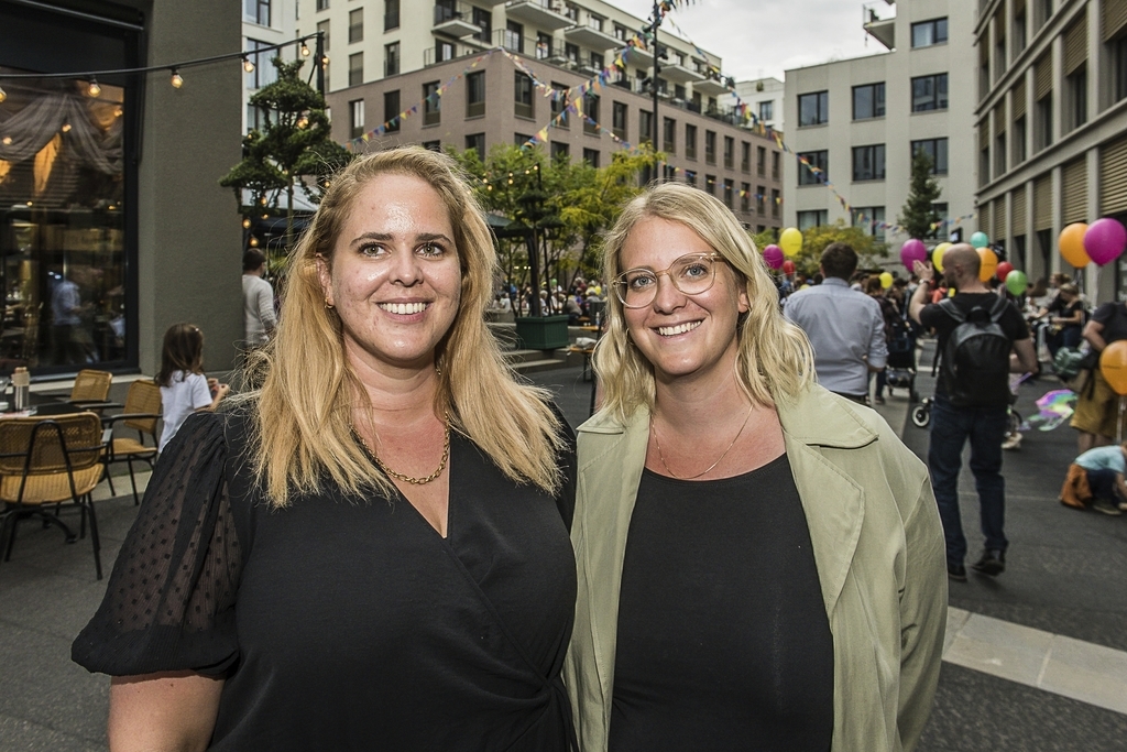 Milena Valle (links) und Sabrina Jäger haben den Flyer gesehen und waren neugierig, was es alles im Quartier Mattenhof zu sehen gibt.