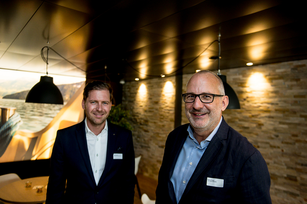 Valentin Studer (l.), PWC Luzern, ist als ehemaliger Mieter erfreut über die Neugestaltung der Räume. Markus Rogger, UBS Privat Banking, Luzern, pflichtet ihm bei.