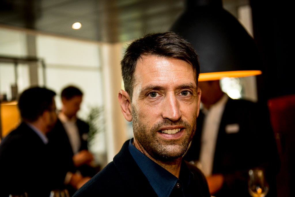 René Krieger von der AMS Consulting GmbH zeigt auf der App, wie er seine Büroräumlichkeiten flexibel buchen kann.