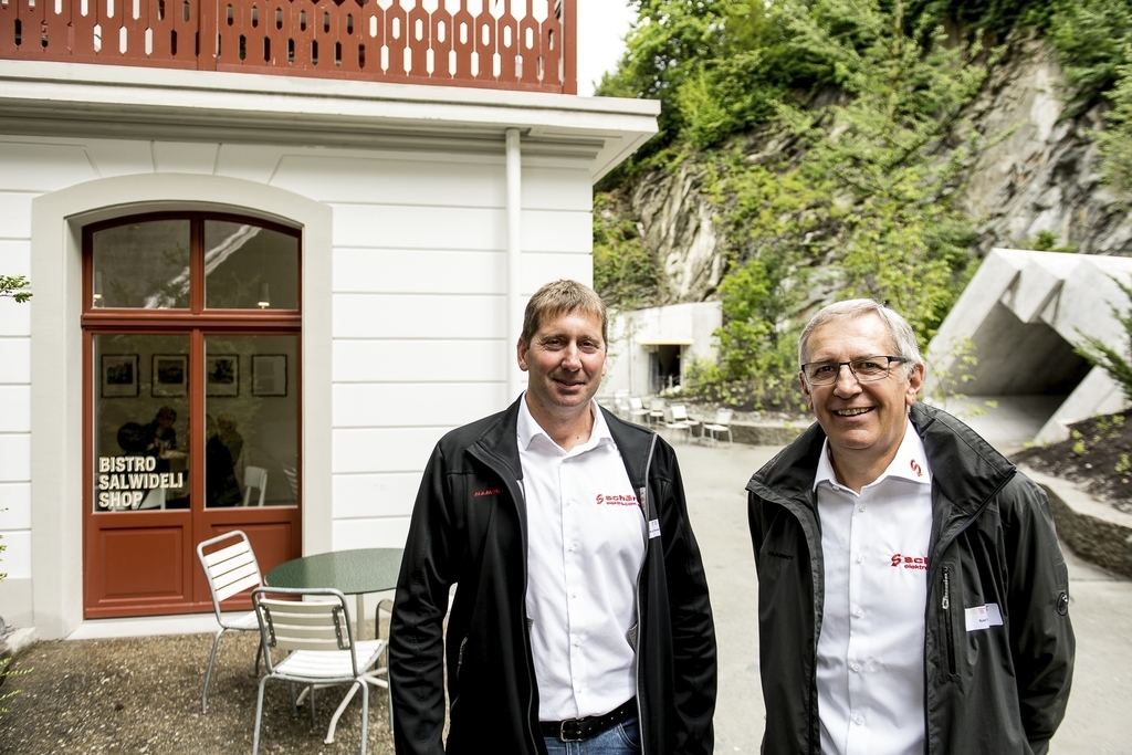 Marco Paternoster (l.) und Ruedi Blättler von der Schärli Elektro.com AG waren für die Installation der dezenten Beleuchtung im Innern verantwortlich.