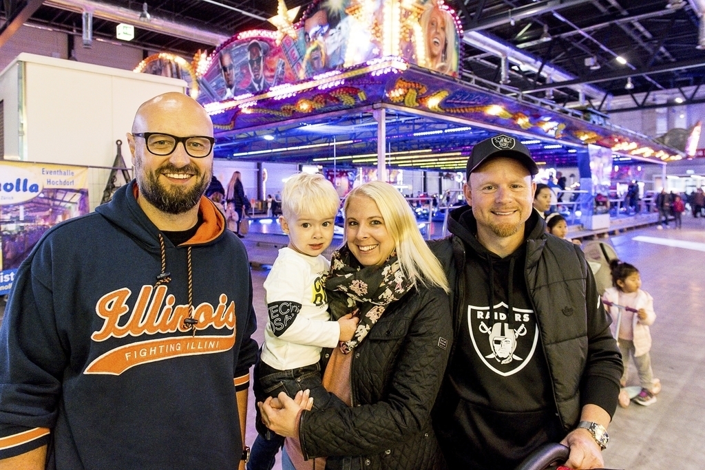 Von links: Marco Duss, Dominik und Jessica Villiger und Fabian Duss genossen die Chilbi. «So etwas in der Halle ist mal ganz was Neues.»