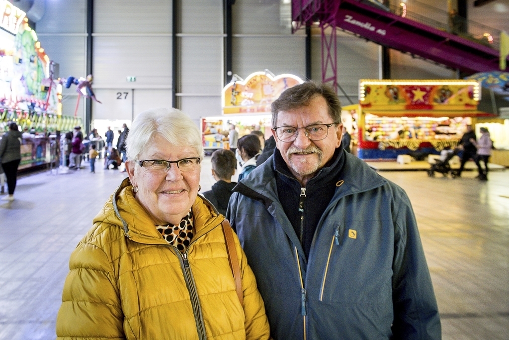 Die grosse Vergnügungsattraktion hatten Ruth und Werner Baumeler beeindruckt. Ein Besuch am Schiessstand mit den Ballonen stand aber noch an.