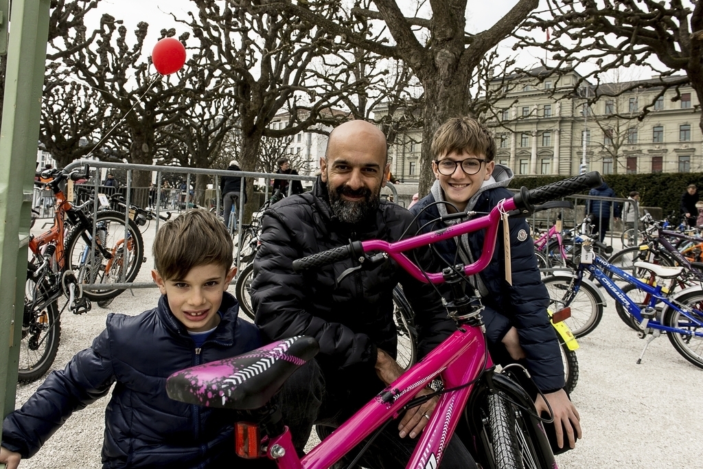 Von links: Gianluca, Massimo und Claudio Augliera. Für Gianluca musste es ein BMX sein, nur war er von der Farbe des Velos noch nicht überzeugt.