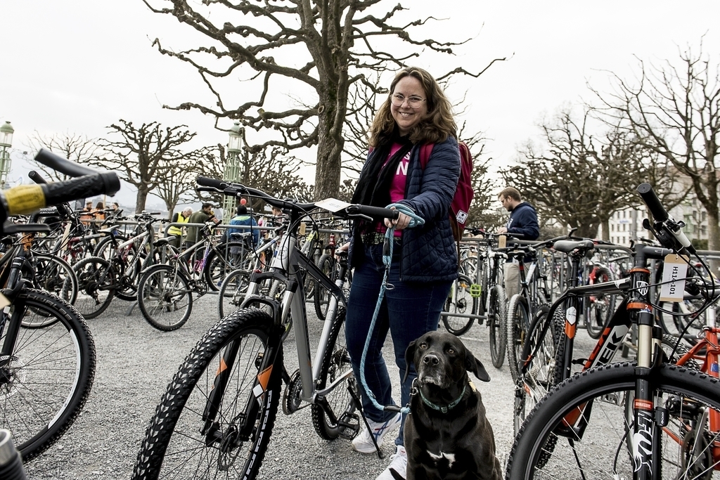 Tora Kellner wird mit ihrem Hund Pip und dem neuen Fahrrad unterwegs sein.