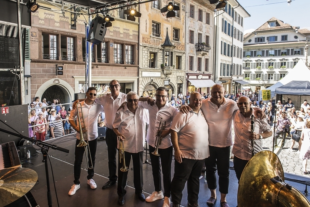 Von der Old Time Jungle Cats Dixieland Jazz Band spielten auf dem Weinmarkt (von links): Mike Bucher, Hansueli Ammann, Alceo Benedetti, Ceo Benedetti, Masi Kaufmann, Stefan Salzmann und Walter Schmid.