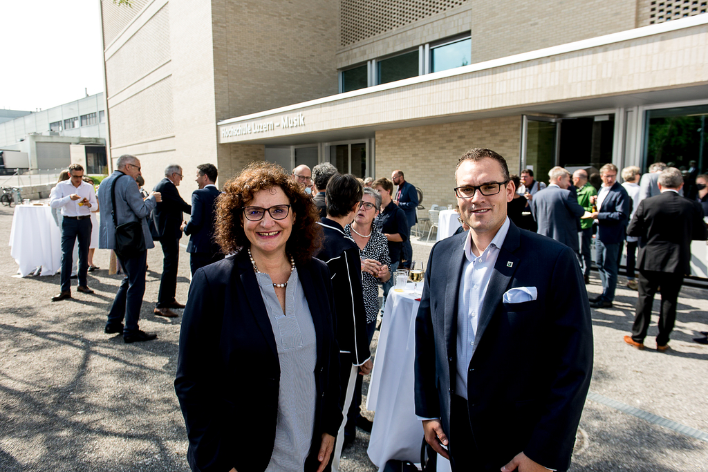 Christine Kaufmann, Stadtpräsidentin Kriens, war bei der Guuggenmusig im Schlag. Ihr Stadtratskollege Marco Frauenknecht sang als Tenor im Kirchenchor.