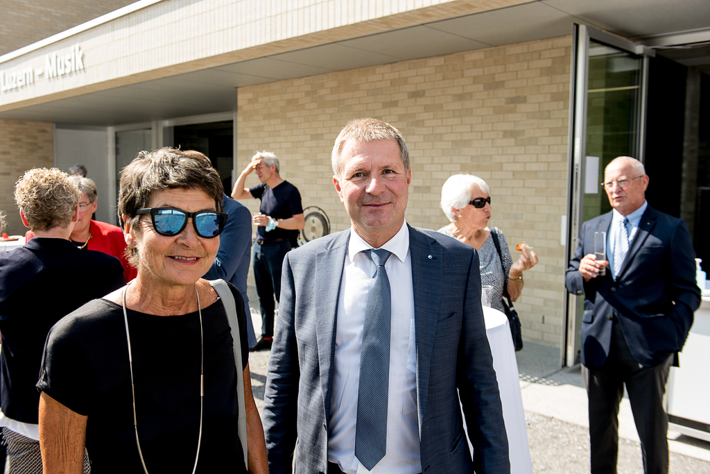 Tasteninstrumente beherrschen Sylvia Egli von Matt, Vizepräsidentin Fachhochschulrat, und Regierungsrat Marcel Schwerzmann. Beide haben Orgel- und Klavierunterricht genossen.