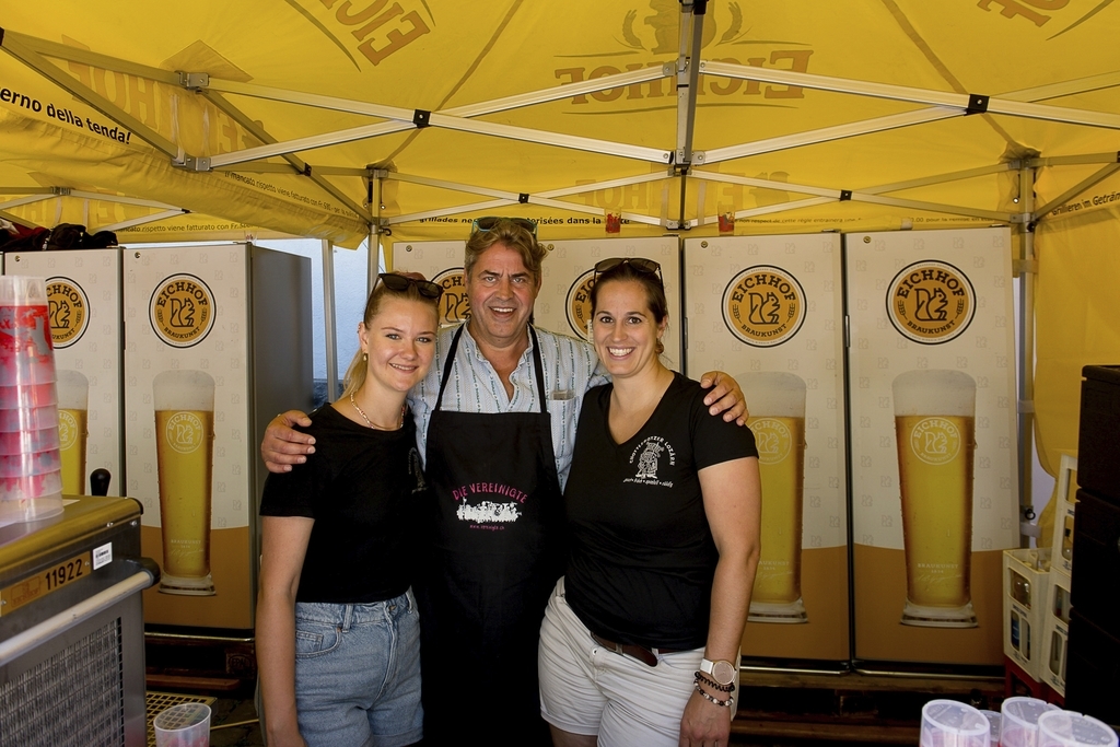 Bier und Mineral waren Trumpf auf dem Kapellplatz mit Sophie Rüedi (v. l.), Guuggemusig Chottlebotzer, Robert Marty, Präsident die Vereinigte, und Simone Schmid, Chottlebotzer.