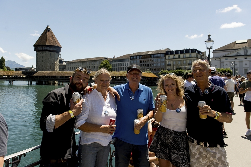 Halfen mit beim längsten Anstossen der Welt fürs Guinnessbuch der Rekorde (von links): Michael Häfliger, Ina, Paul (Regierungsrat), Astrid und Kusi Winiker.