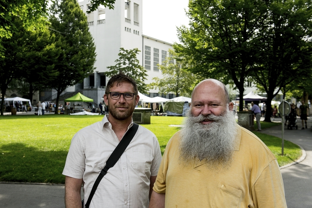 Markus Degen (links) und Axel Flory. Axel hat eine Vinyl-Schallplatte für seine Sammlung gekauft.