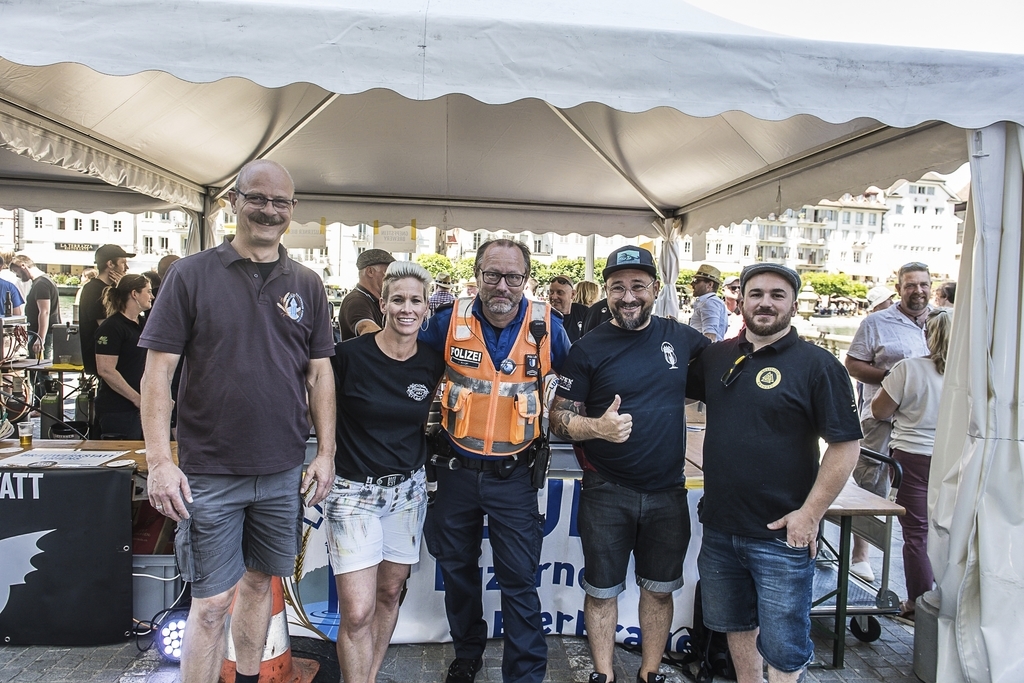 Verein Luzerner Bier-Kultur, bei dem das Bier im Weinglas ausgeschenkt wurde. Von links: Rolf Matter, Karin Fischer, «Bierpolizist» Urs Anton Krügel, Mario Kaufmann und Kevin von Allmen.