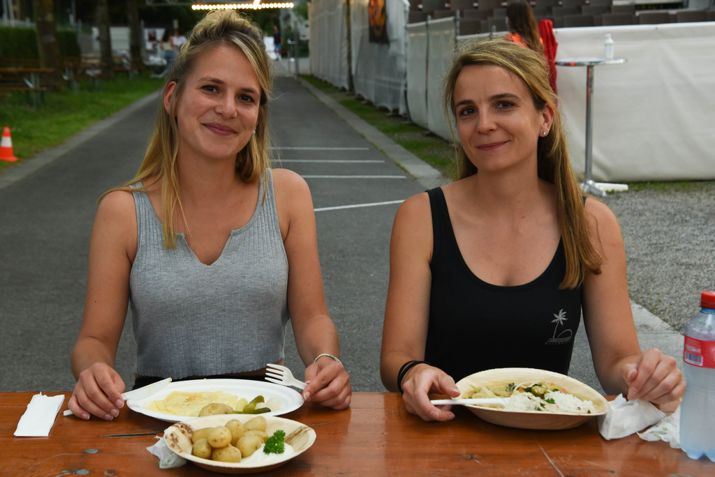 Linda Scheidegger (links) und Valérie Helmle waren zum ersten Mal in Luzernam Open-Air-Kino und sind froh, dass das Schutzkonzept gut eingehalten wird.