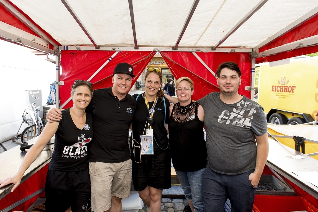 Über 40 Mitglieder der Guuggemusig Latärndlihöckler halfen am Fest tatkräftig mit. Von links: Severine Biber, Alexander Aeppli, Laura Rölli, Natascha Stucker und Claudio Kauert.