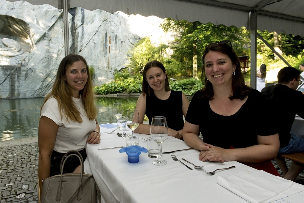 Die Oase der Ruhe am Stadtfest beim Löwendenkmal. Von links: Christine Zeltner, Chiara Büchler und Joana Büchler. Sie genossen ein gutes Essen, an einer einmaligen Location und unterstützten damit die Stiftung «Luzern hilft».