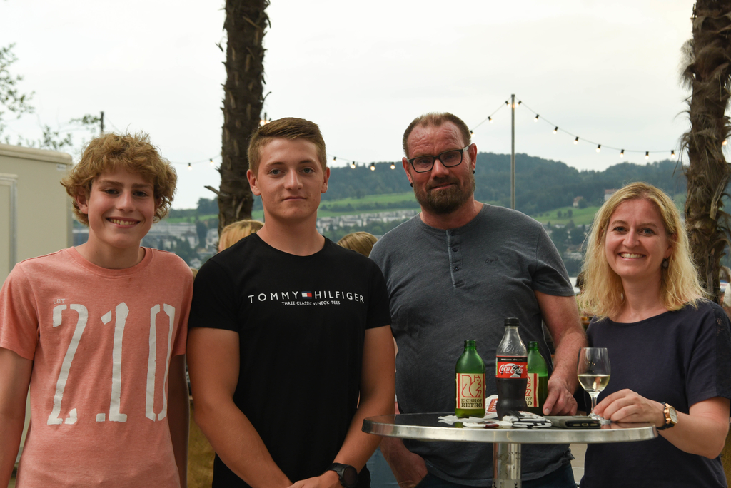 Nick Bucher, Nando Heller, Beat und Conny Bucher (von links). Der Open-Air-Kino-Besuch war ein Geschenk für ihren Göttibuben Nando.
